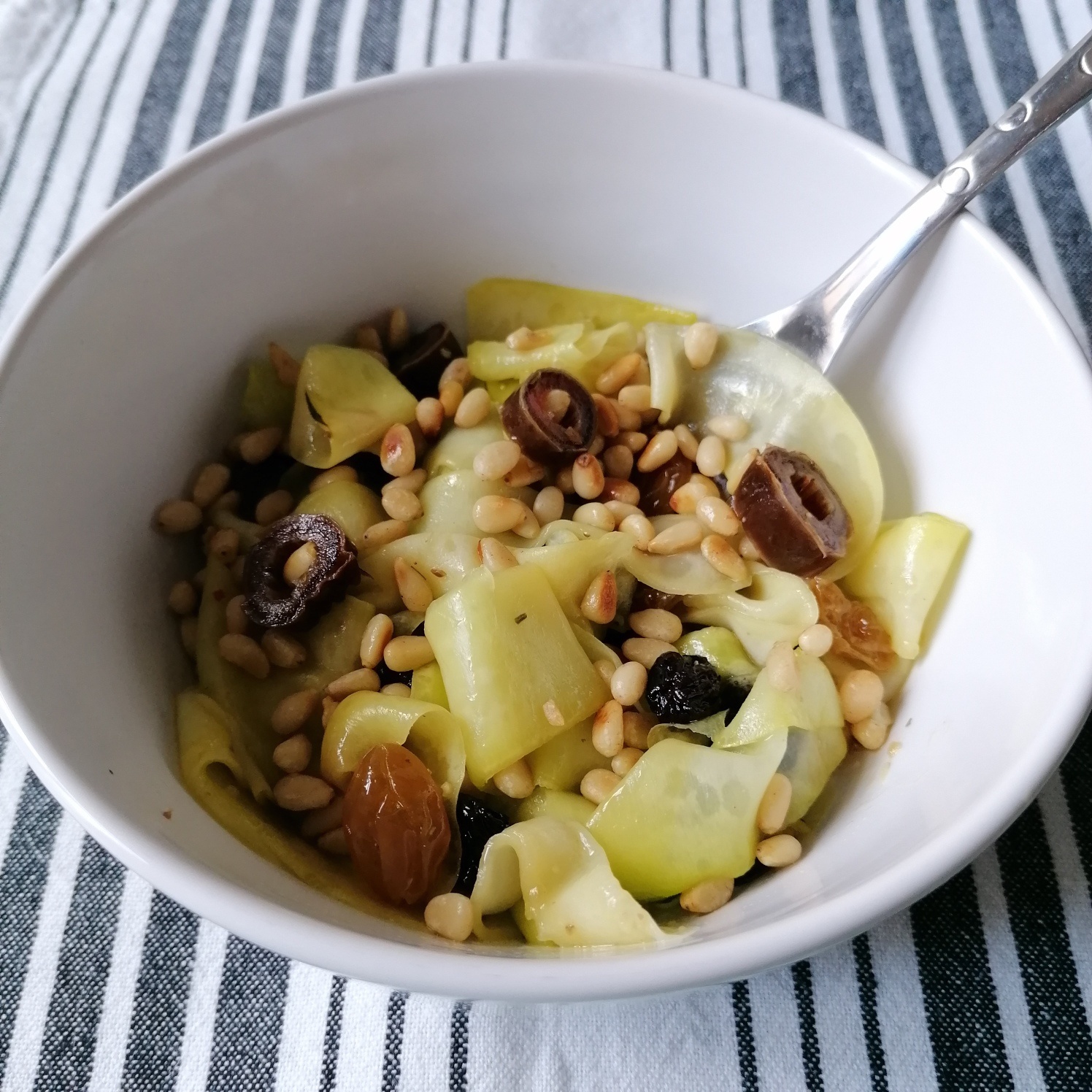 Lire la suite à propos de l’article Salade de courgettes, pignons de pin et dattes