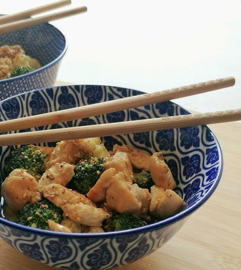 Sauté de poulet au brocolis et graines de sésame