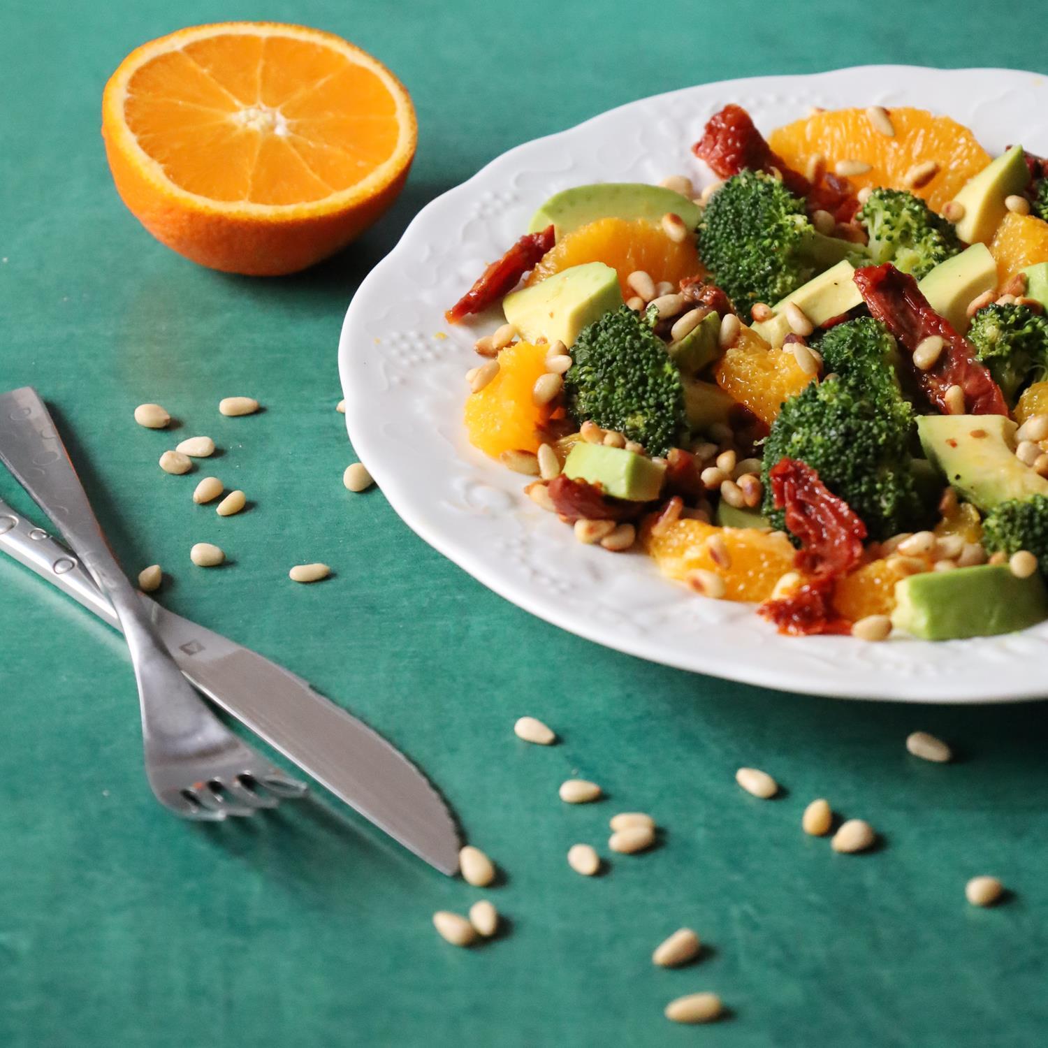 Lire la suite à propos de l’article Salade de brocolis à l’orange et aux tomates séchées