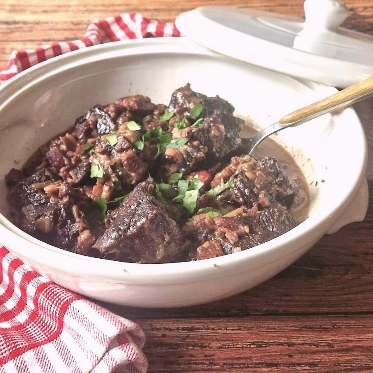 Lire la suite à propos de l’article Joue de boeuf aux lardons et au vin rouge