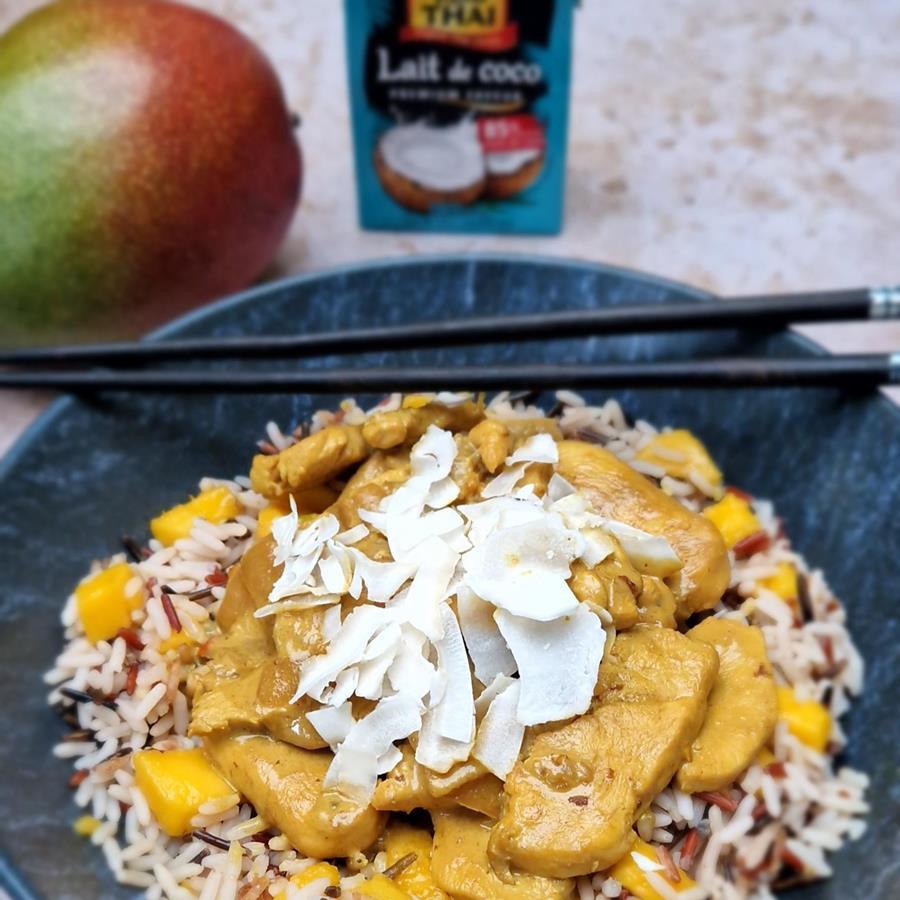 Lire la suite à propos de l’article Wok de poulet au curry, lait de coco et mangue