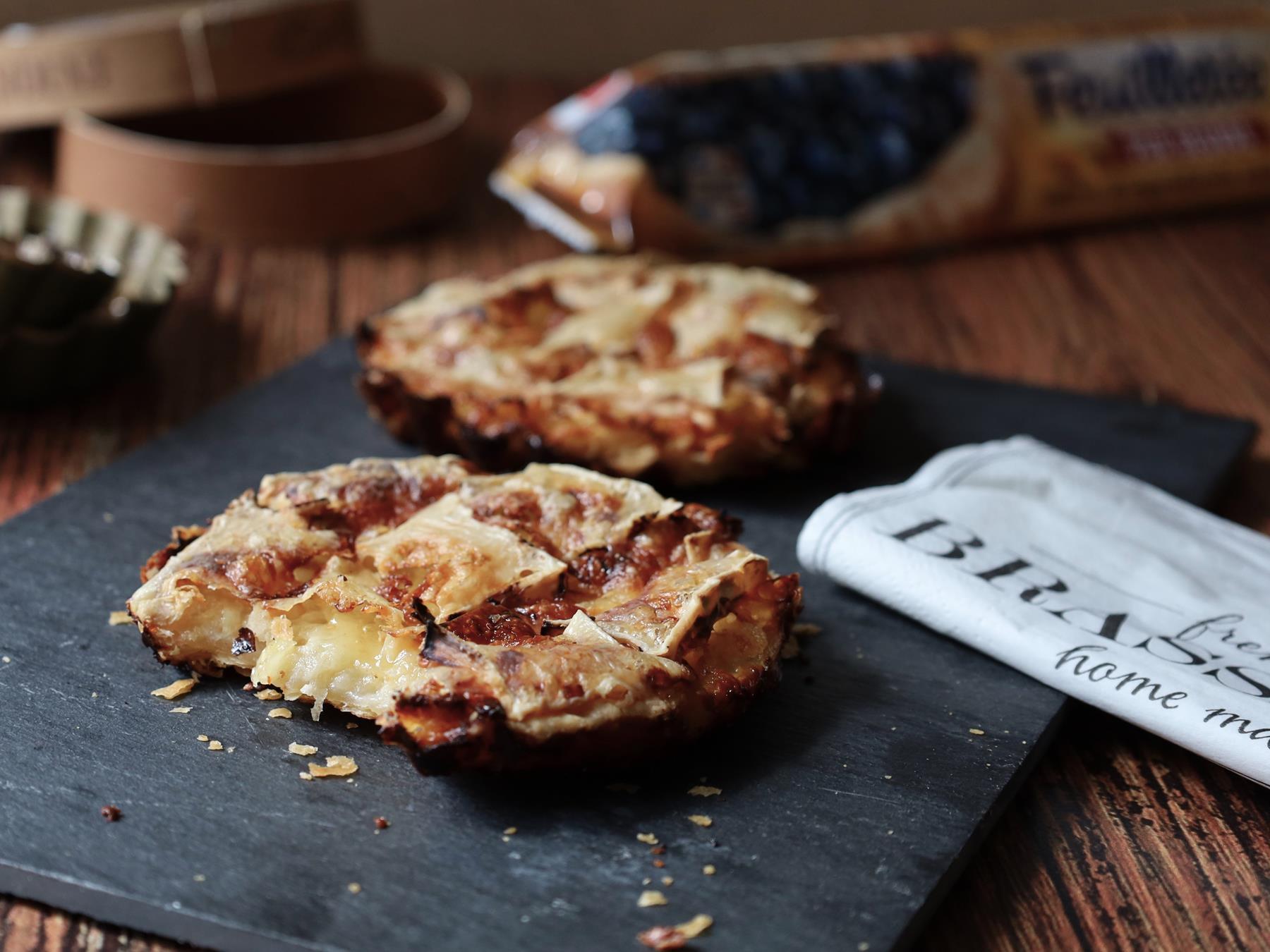 Lire la suite à propos de l’article Tartelette feuilletée au camembert et à la pomme
