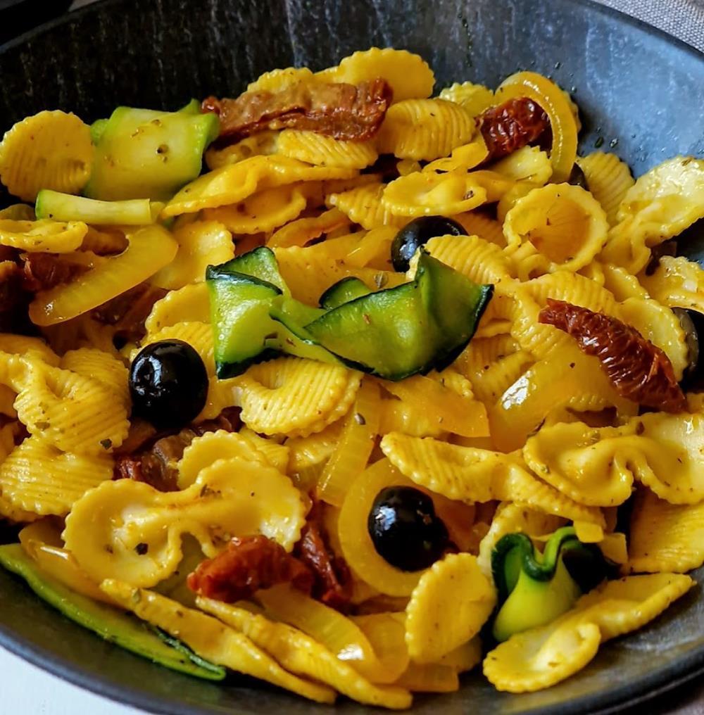 Lire la suite à propos de l’article Salade de pâtes au curcuma et aux courgettes