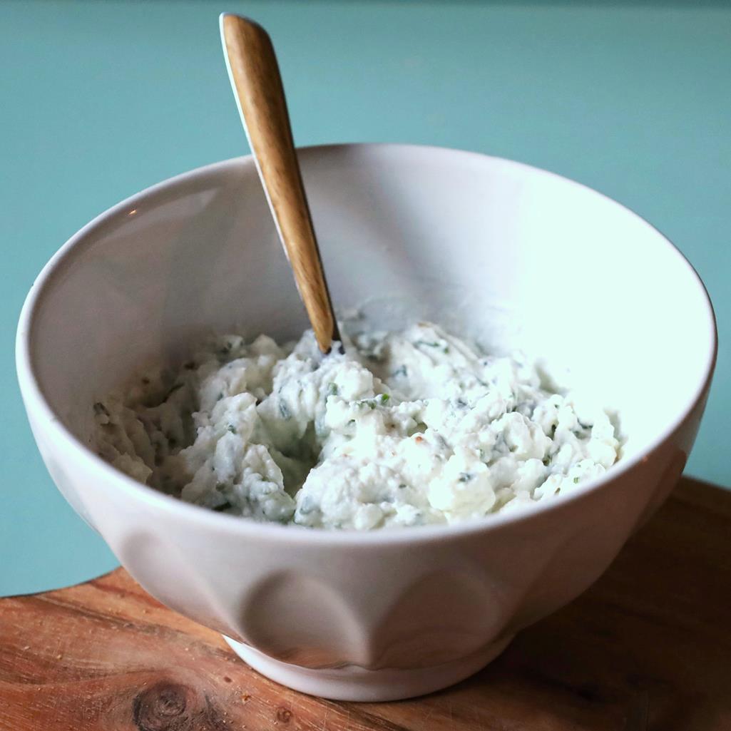 Lire la suite à propos de l’article Tartinade au chèvre frais et aux herbes du jardin