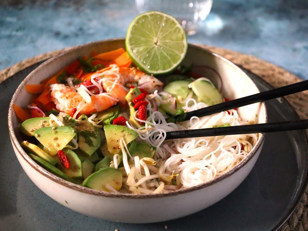 Lire la suite à propos de l’article Poké bowl aux crevettes, crudités et vermicelle de riz
