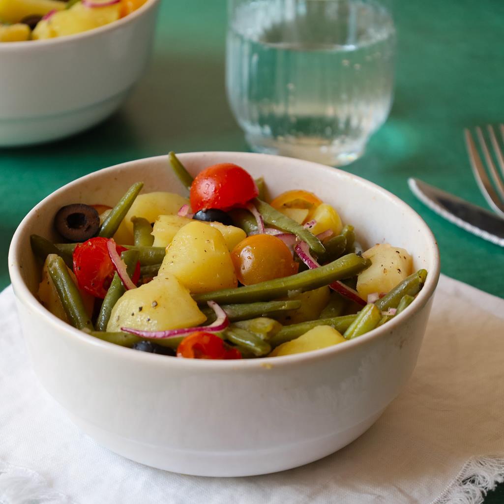 Lire la suite à propos de l’article Salade de pommes de terre aux haricots verts, tomates cerises et oignon rouge