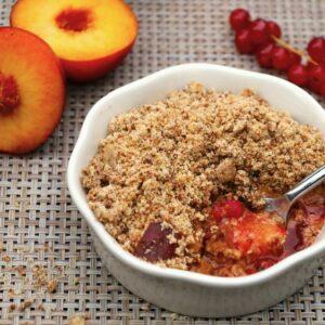 Crumbles aux nectarines, groseilles et sucre de coco