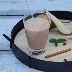 Lassi à la poire et au lait amande, parfumé à la cannelle