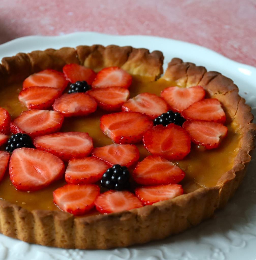 Lire la suite à propos de l’article Tarte IG bas aux fraises sur lit de compote de pêches