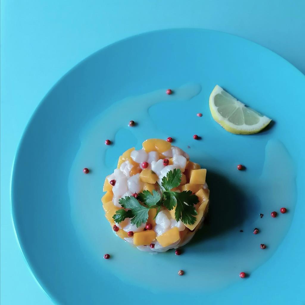 Lire la suite à propos de l’article Tartare de Saint Jacques à la mangue et aux baies roses
