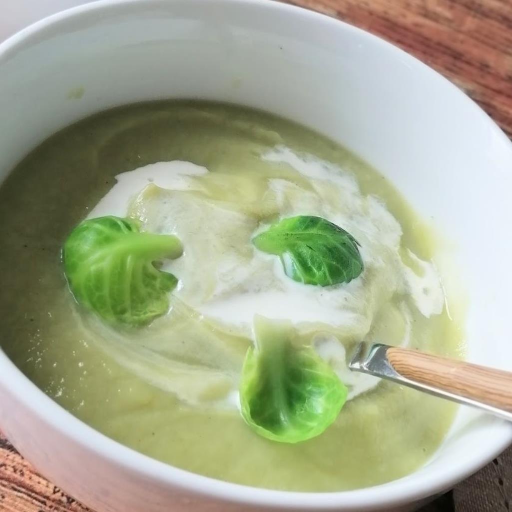 Lire la suite à propos de l’article Velouté de choux de Bruxelles aux petits pois