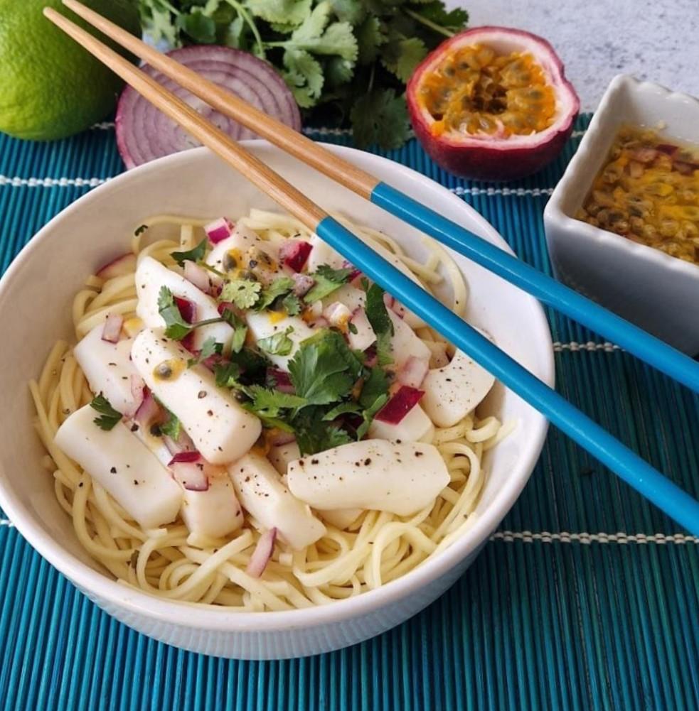 Lire la suite à propos de l’article Calamars froids en salade, vinaigrette aux fruits de la passion