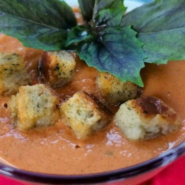 Gaspacho d'été à la tomate et yaourt au lait de brebis