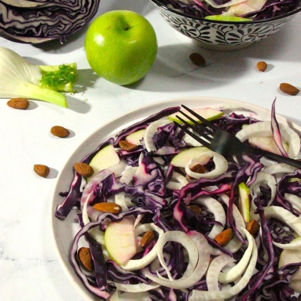 Lire la suite à propos de l’article Salade d’automne au chou rouge, fenouil, granny, cranberries et amandes
