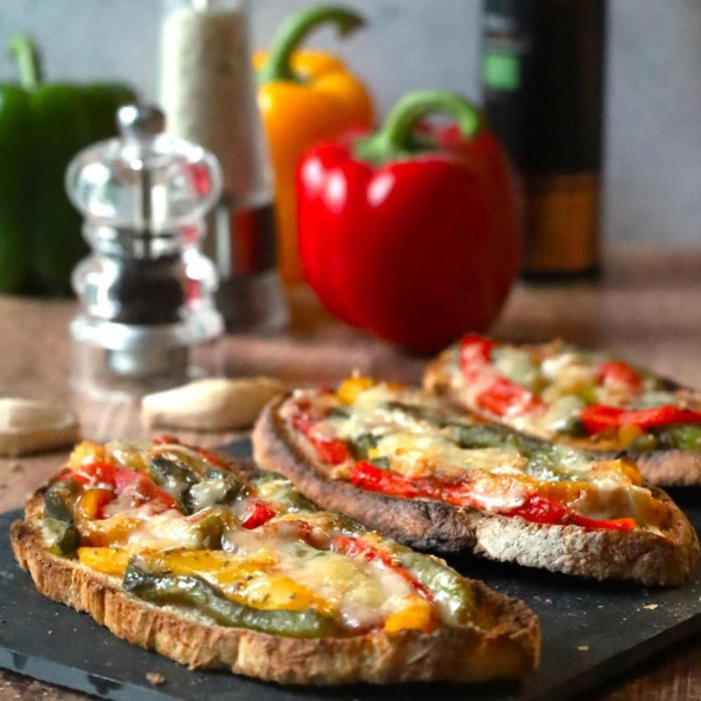 Lire la suite à propos de l’article Bruschetta aux 3 poivrons et parmesan