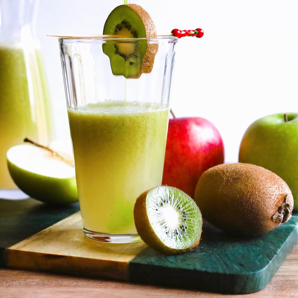Lire la suite à propos de l’article Jus frais maison de pomme et kiwi sans sucre ajouté
