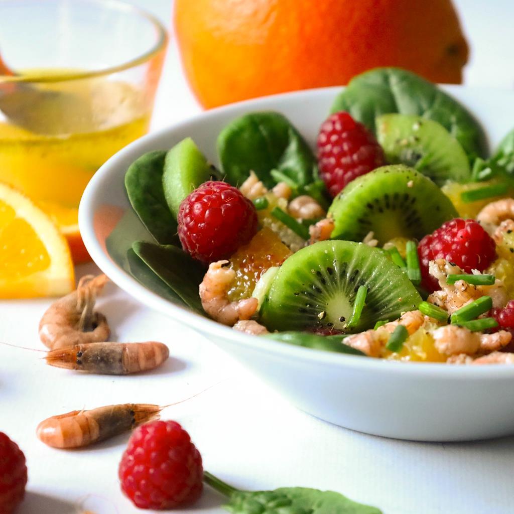 Lire la suite à propos de l’article Salade fraicheur aux crevettes grises, kiwis, framboises et oranges