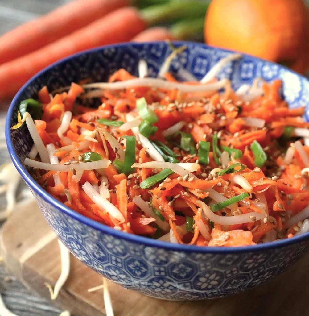 Lire la suite à propos de l’article Salade asiatique de carottes, pousses de soja, vinaigrette à l’orange