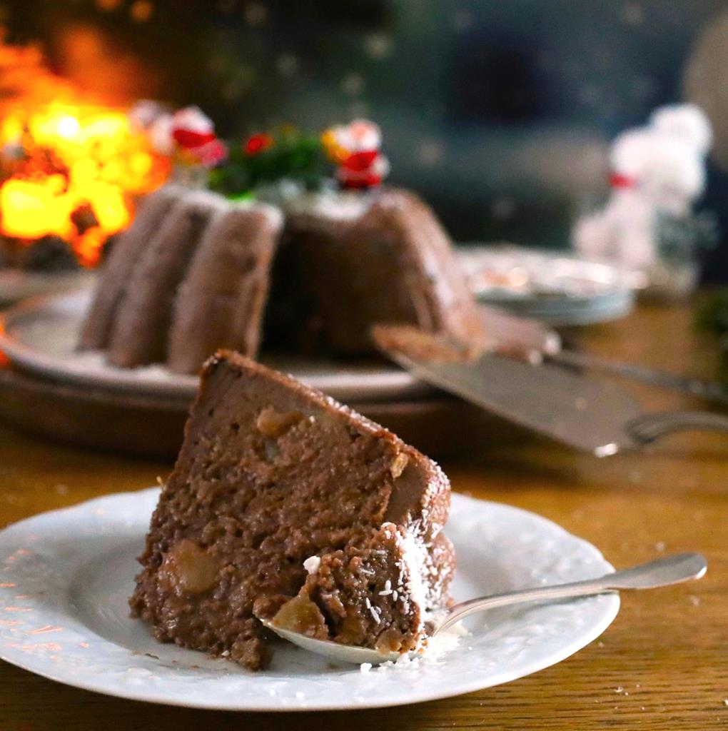 Lire la suite à propos de l’article Pudding de pain au lait d’amande, chocolat et poires