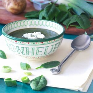 Soupe d'épinards et poireaux au chèvre frais