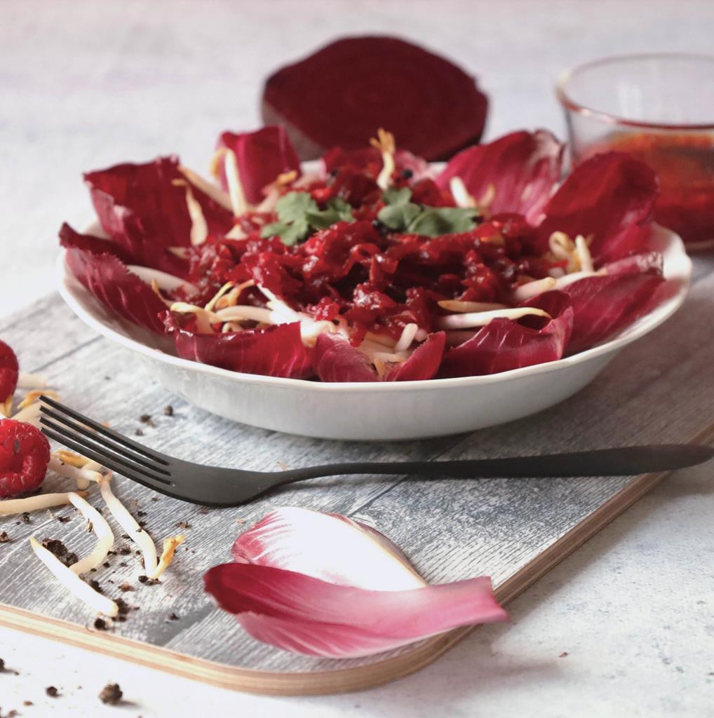 Lire la suite à propos de l’article Salade de betteraves, pousses de soja, vinaigrette à la framboise