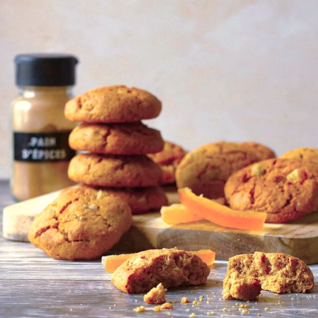 Lire la suite à propos de l’article Cookies IG bas à la farine de pois chiches et aux écorces d’orange confite, saveur pain d’épices