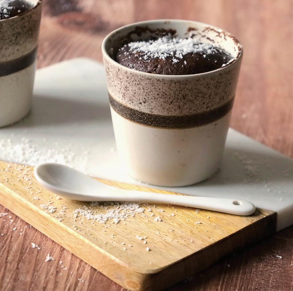 Lire la suite à propos de l’article Mug cake minute au chocolat, allégé et peu sucré