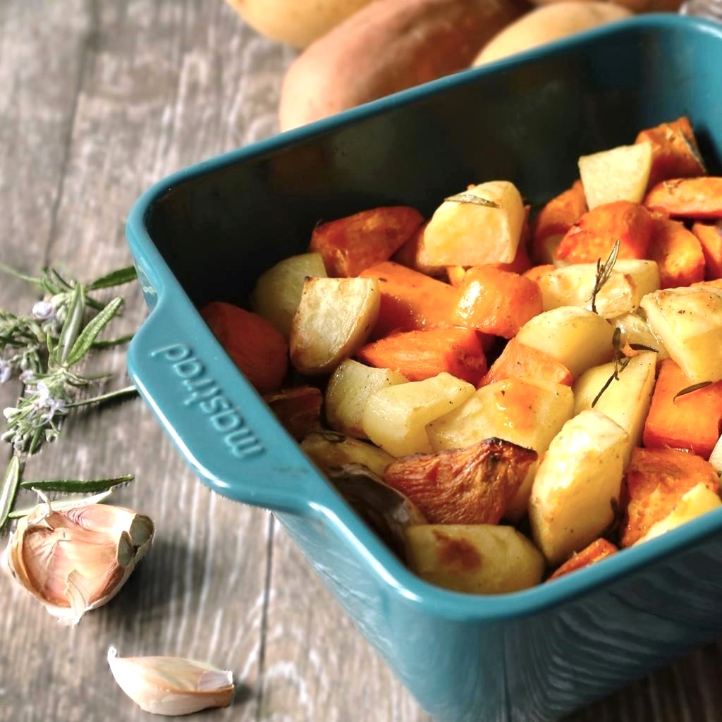 Lire la suite à propos de l’article Pommes de terre et patates douces rôties à l’ail et au romarin