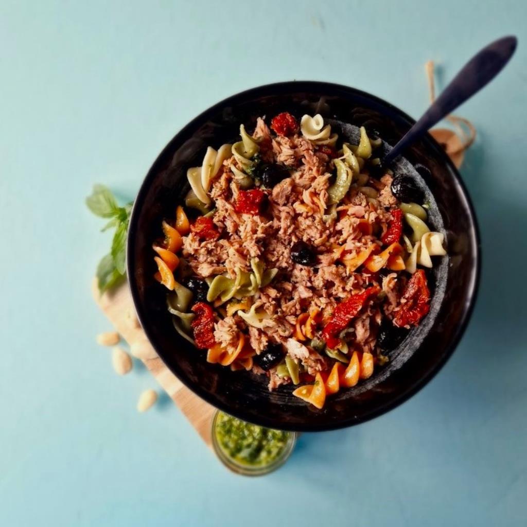 Lire la suite à propos de l’article Salade de pâtes au thon et au pesto