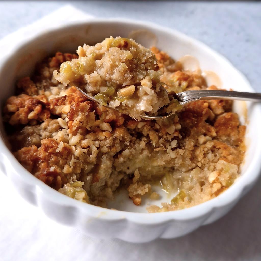 Lire la suite à propos de l’article Crumble rhubarbe et banane à la farine d’orge