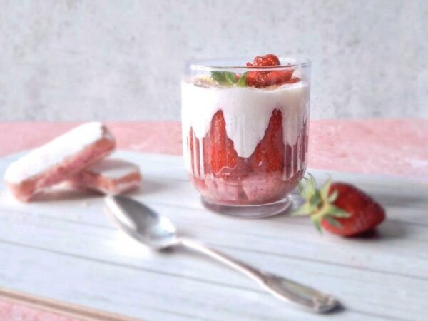 Verrines de fraises au skyr, façon tiramisu