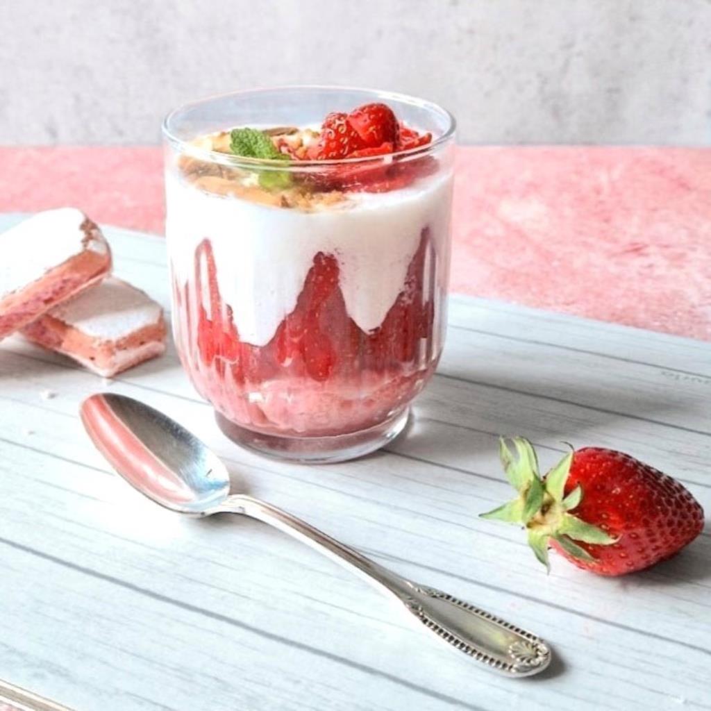 Lire la suite à propos de l’article Verrine de fraises light au skyr, façon tiramisu