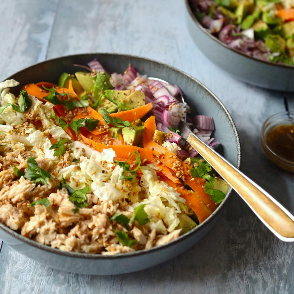 Lire la suite à propos de l’article Poké bowl facile au thon, riz et crudités