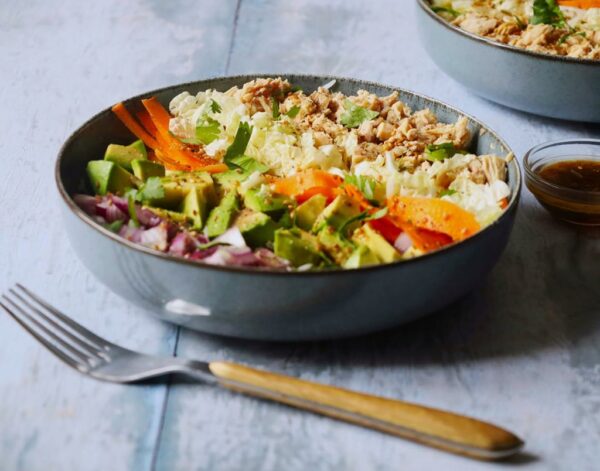 Poké bowl au thon et crudités et sa sauce asiatique