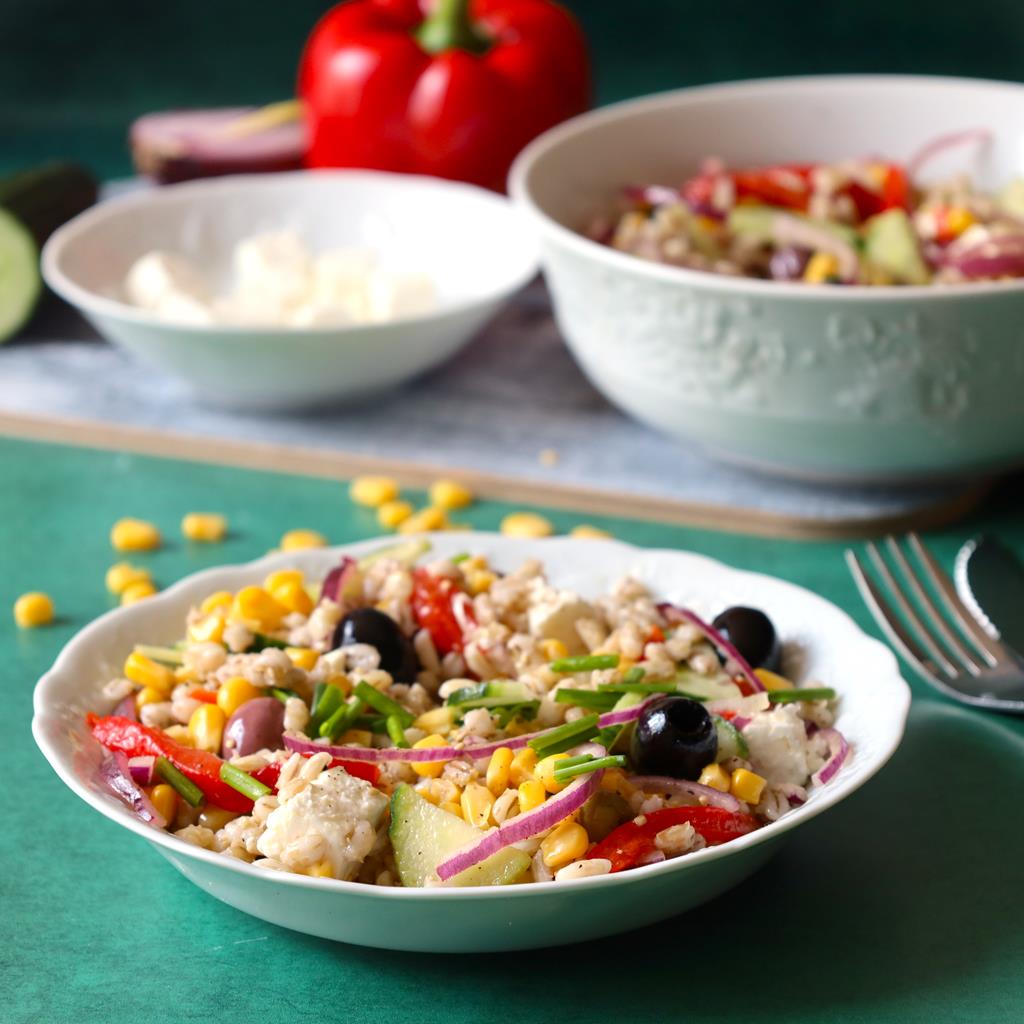 Lire la suite à propos de l’article Salade d’orge perlé au poivron grillé, à la feta et aux olives
