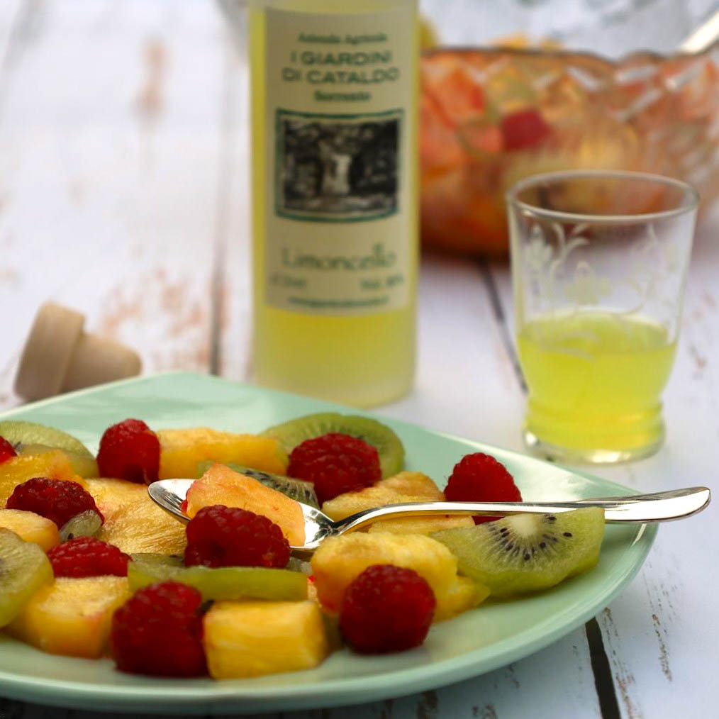 Lire la suite à propos de l’article Salade de kiwis, ananas et framboises au Limoncello