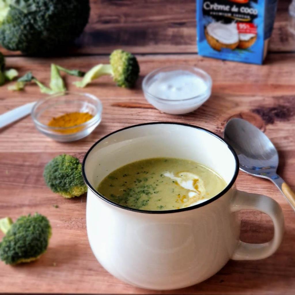 Lire la suite à propos de l’article Velouté de brocolis à la crème de coco et au curry