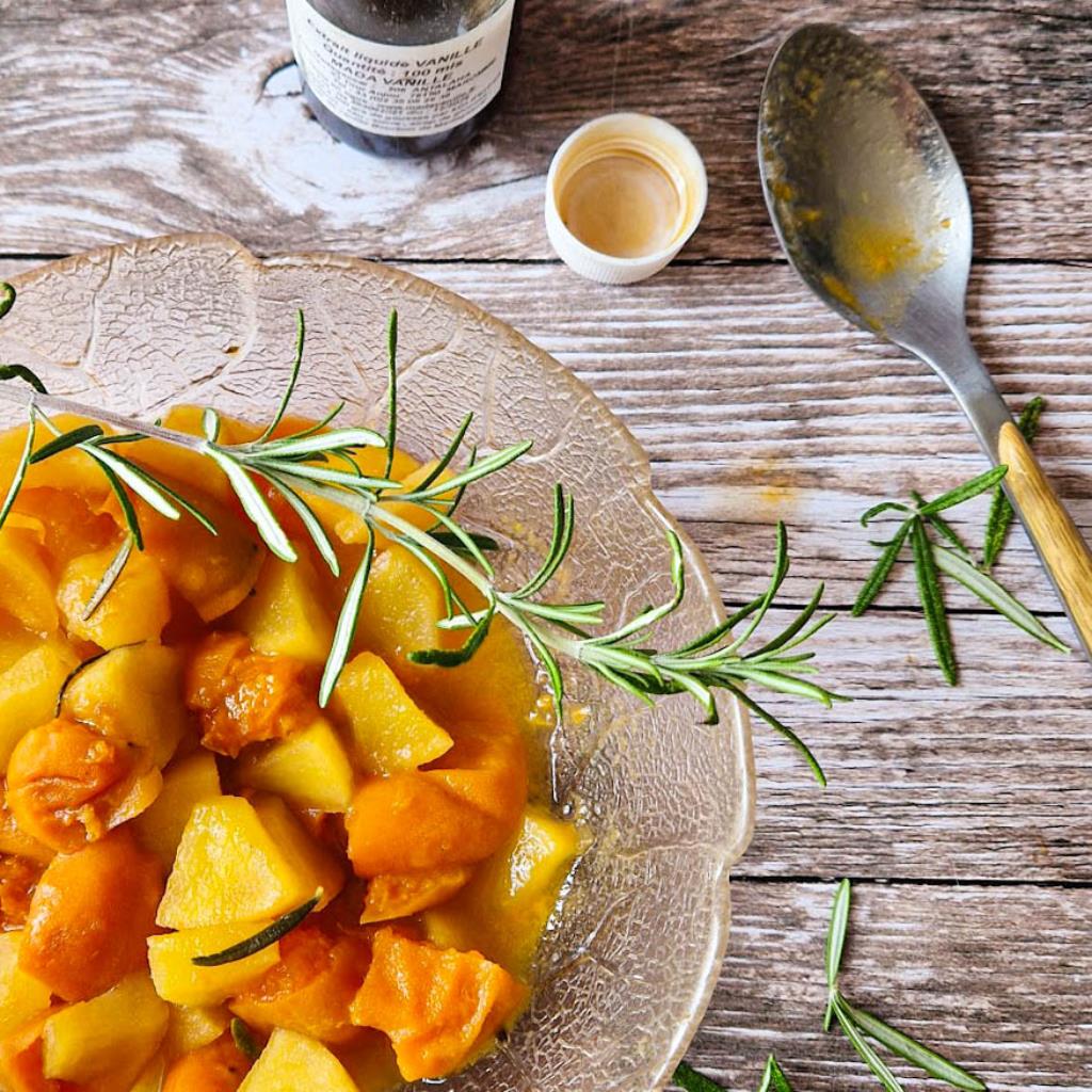 Lire la suite à propos de l’article Compote d’abricot et de pomme au romarin