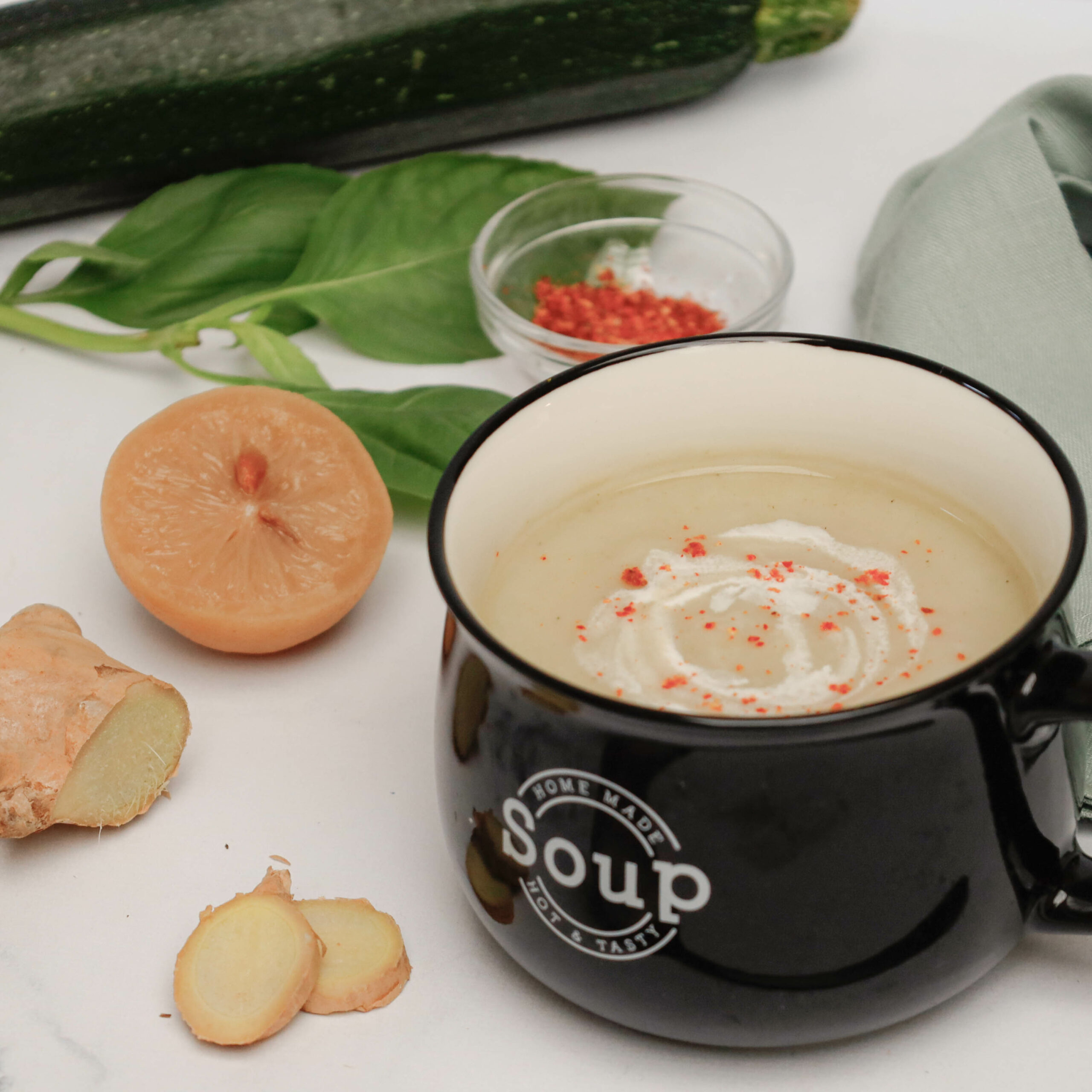 Lire la suite à propos de l’article Potage de courgettes, basilic, gingembre et citron confit