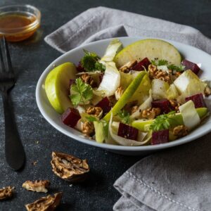 Salade d'endives, pomme, betterave et noix