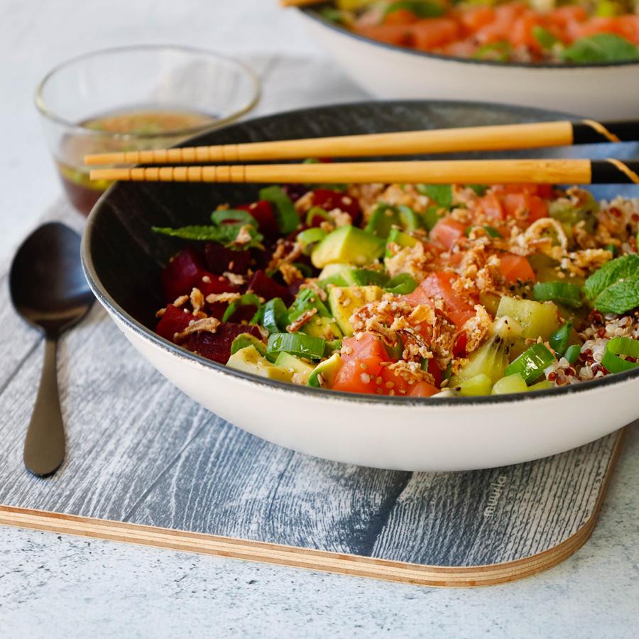Lire la suite à propos de l’article Poké bowl au saumon fumé et sa sauce asiatique au sirop d’érable