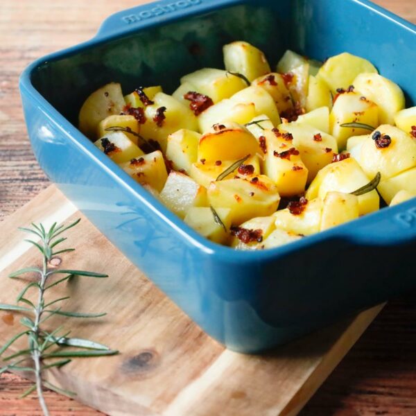 Pommes de terre rôties aux tomates séchées et romarin