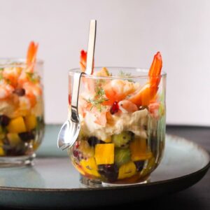 Crevettes au fromage frais, curry et fruits exotiques