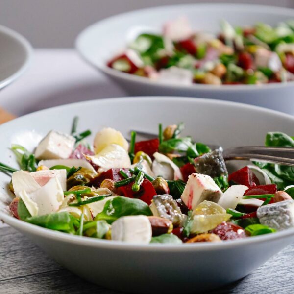 Salade de mâche et d'endives, betterave, chèvre frais et pistaches