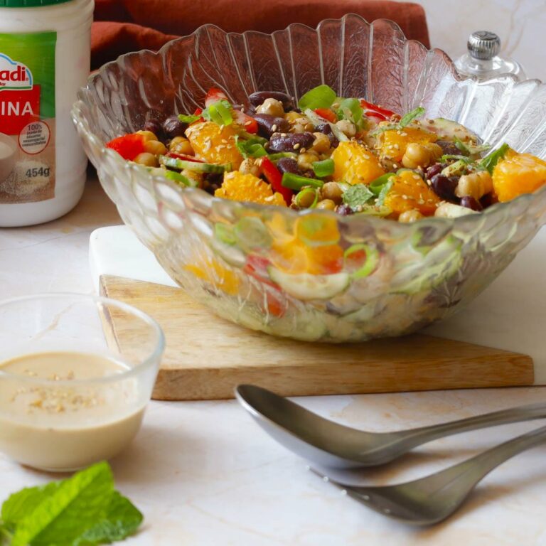 Salade de haricots rouges, pois chiches, orange et sauce au tahini