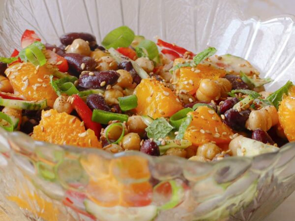 Salade de haricots rouges, pois chiches, oranges et sauce au tahini