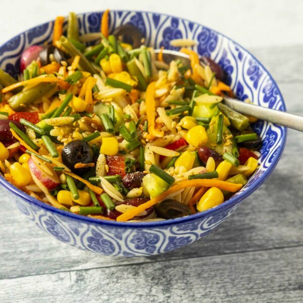 Buddha bowl à l'orzo et aux crudités