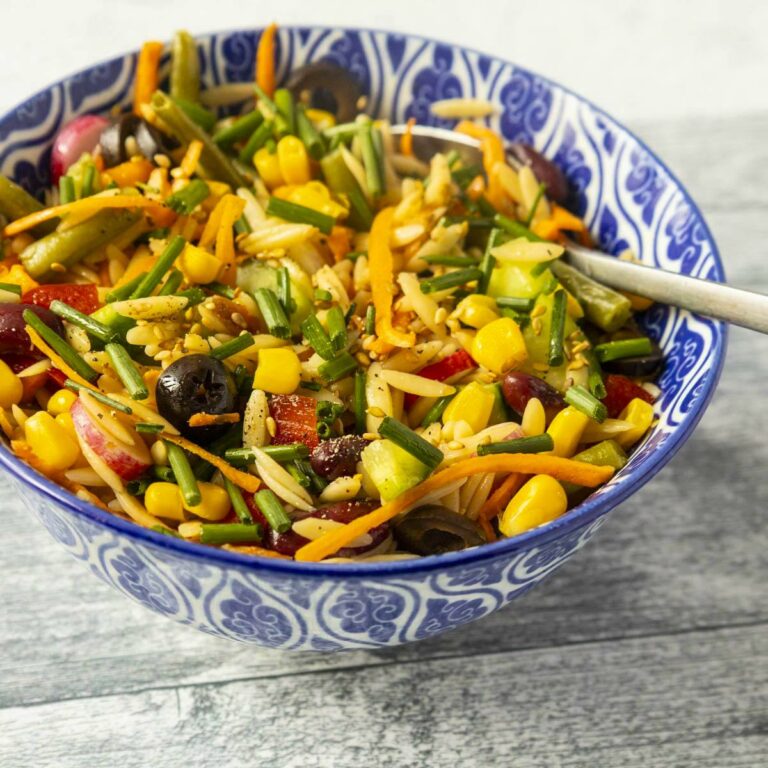 Buddha bowl à l'orzo et aux crudités