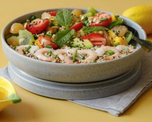 Poké bowl au quinoa, crevettes et fruits, vinaigrette aux agrumes
