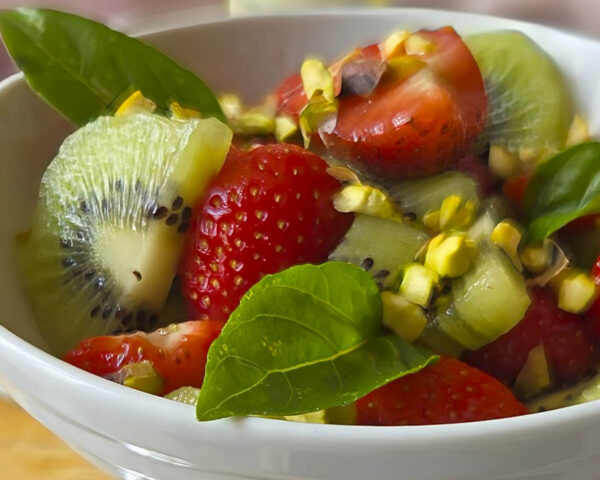 Fraises et kiwis au basilic, pistaches et limoncello